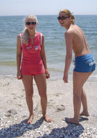 Мужик сделал подругам кунилингус на общественном пляже 1 фото Мужик сделал подругам кунилингус на общественном пляже 1 фото