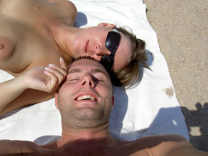 Семейные эротические снимки на пляже и дома 25 фотография