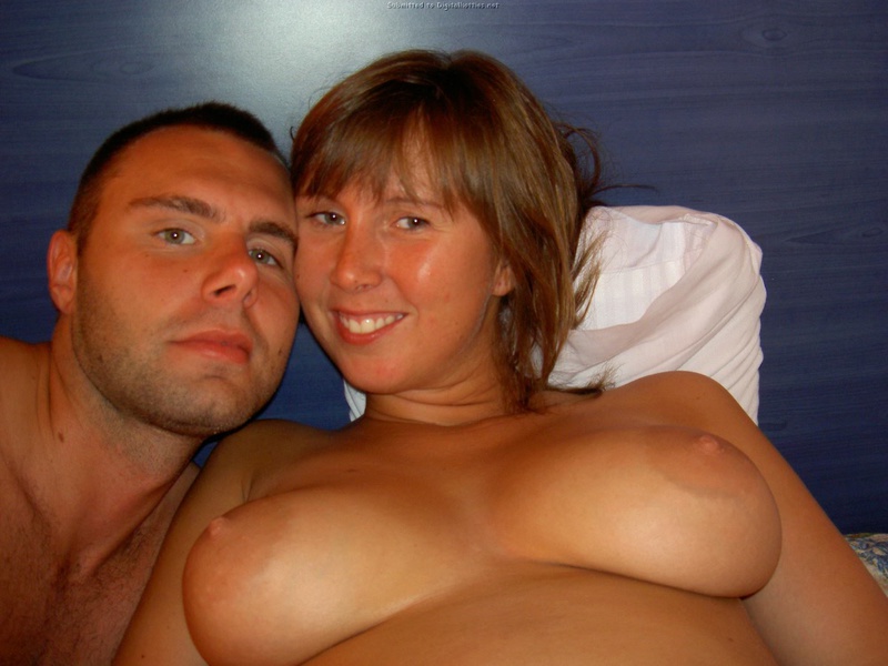 Семейные эротические снимки на пляже и дома 17 фотография