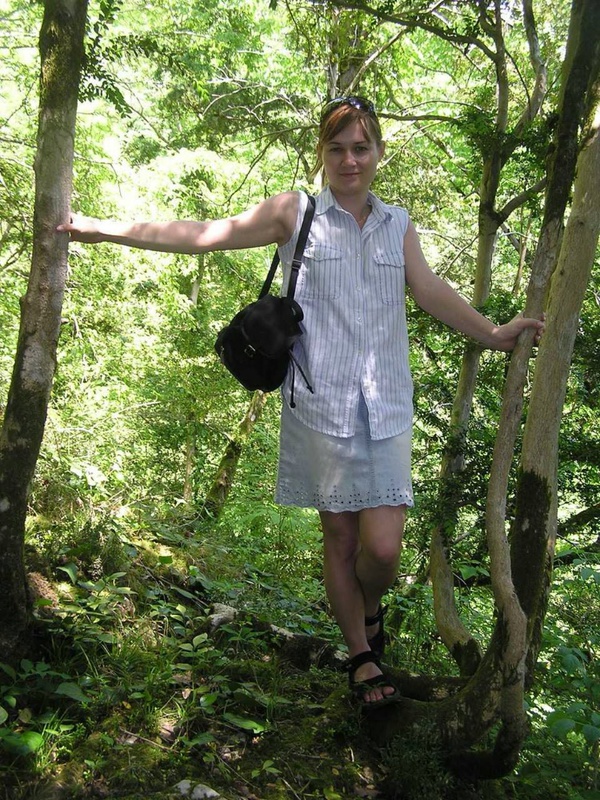 Молодые давалки показывают сиськи перед мачо на отдыхе 1 фотография