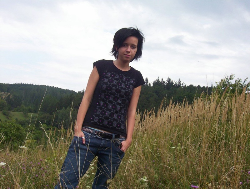 Большегрудая эмо-девушка раздевается в поле и светит киской 1 фотография