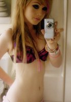 Девки фотографируются перед зеркалом, прикрывая сиськи 12 фото Девки фотографируются перед зеркалом, прикрывая сиськи 12 фото