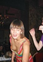 Женщина в белом купальнике отдыхает на пляже 5 фото Женщина в белом купальнике отдыхает на пляже 5 фото