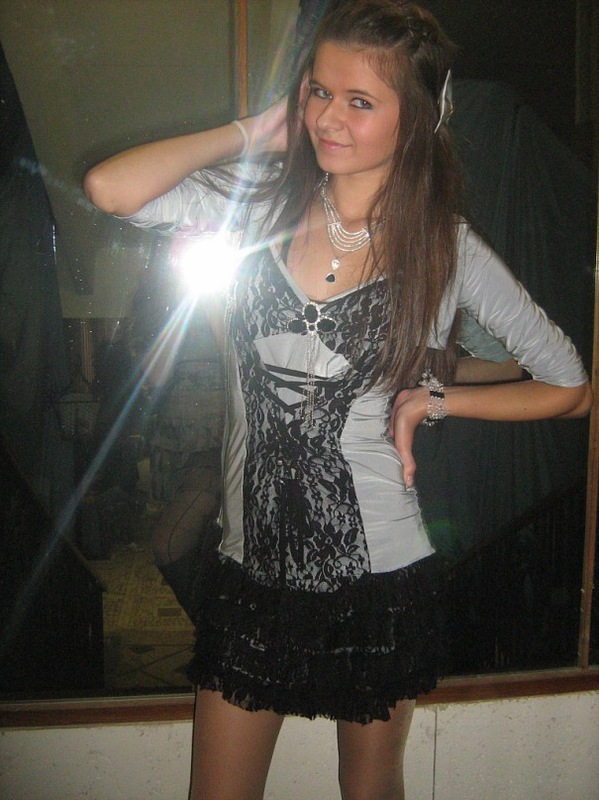 Брюнетка показывает своё красивое тело в одежде и без 13 фотография