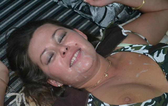 Брюнетка трахается с партнерами на кровати 11 фотография