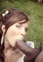 Похотливая телочка с удовольствием заглатывает пенис 2 фото