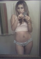 Молодые девицы в разных нарядах снимают себя перед зеркалом 11 фото Молодые девицы в разных нарядах снимают себя перед зеркалом 11 фото