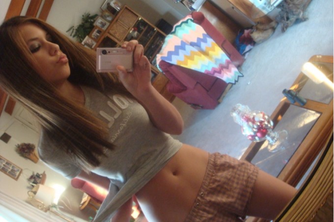 Молодые девицы в разных нарядах снимают себя перед зеркалом 5 фотография