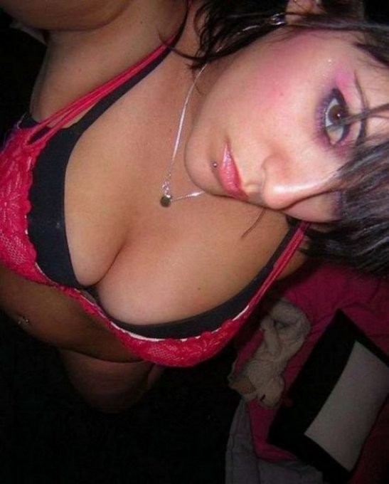 Молодые девицы в разных нарядах снимают себя перед зеркалом 6 фотография