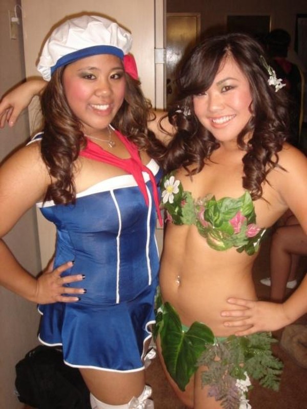 Азиатка хвастается своим телом 16 фотография