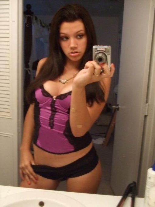Девки перед зеркалами засняли себя без одежды 14 фотография