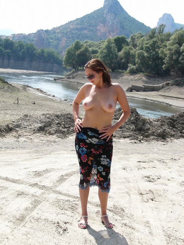 Загорелая брюнетка раздевается на лоне природы 3 фотография