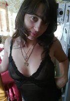 Губастая брюнетка показывает свою письку и сиськи 6 фото