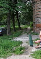 Блондинка посреди улицы разделась догола шокируя прохожих 10 фото