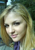 Молодая блонда посетила магазин и разделась дома 13 фото