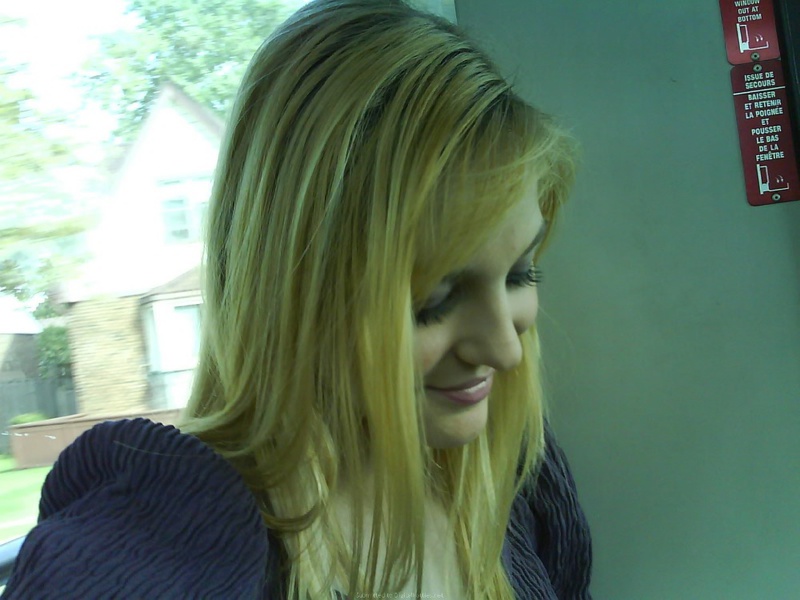 Молодая блонда посетила магазин и разделась дома 14 фотография