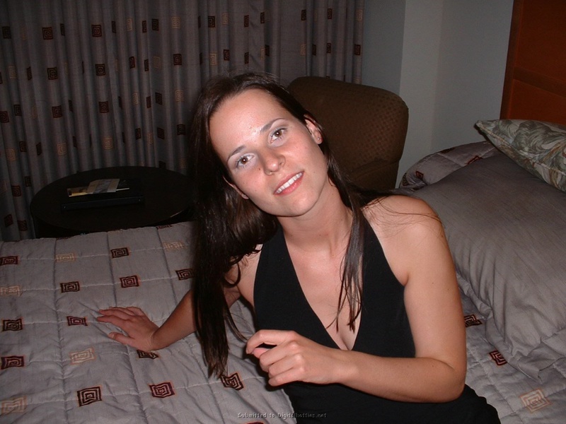 Девушка получила сперму на лицо, лежа на кровати 2 фотография