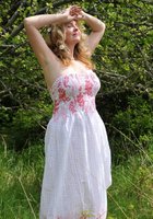 Пышная блондинка снимает платье на природе 2 фото Пышная блондинка снимает платье на природе 2 фото