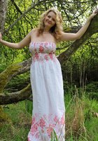 Пышная блондинка снимает платье на природе 3 фото Пышная блондинка снимает платье на природе 3 фото