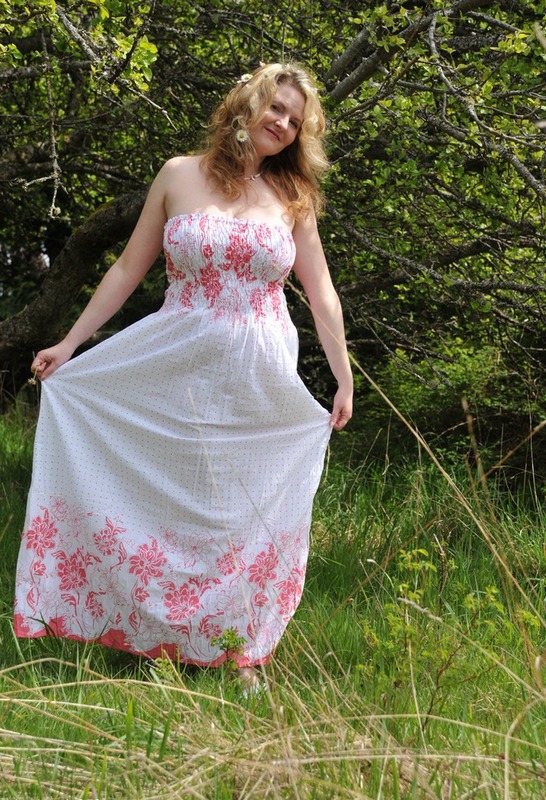 Пышная блондинка снимает платье на природе 1 фотография