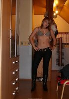 Студентка передает бойфренду воздушный поцелуй 2 фото