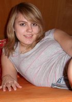 Студентка передает бойфренду воздушный поцелуй 5 фото