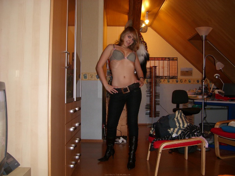 Студентка передает бойфренду воздушный поцелуй 3 фотография