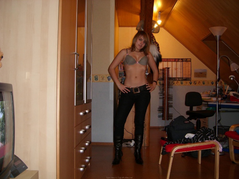 Студентка передает бойфренду воздушный поцелуй 2 фотография