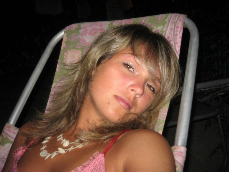 Стройная блондиночка решила показать свою грудь 2 фотография