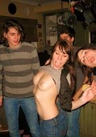 Тусовщицы снимают белье в публичных местах 4 фото