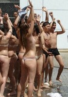 Тусовщицы снимают белье в публичных местах 5 фото