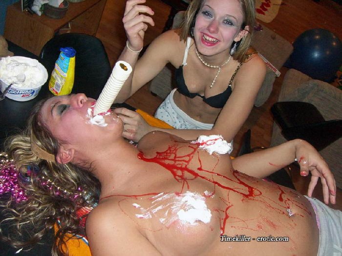 Тусовщицы снимают белье в публичных местах 14 фотография