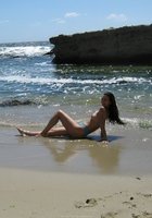 Девушки в красивых купальниках отдыхают на пляже 17 фото Девушки в красивых купальниках отдыхают на пляже 17 фото