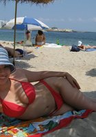 Девушки в красивых купальниках отдыхают на пляже 20 фото Девушки в красивых купальниках отдыхают на пляже 20 фото