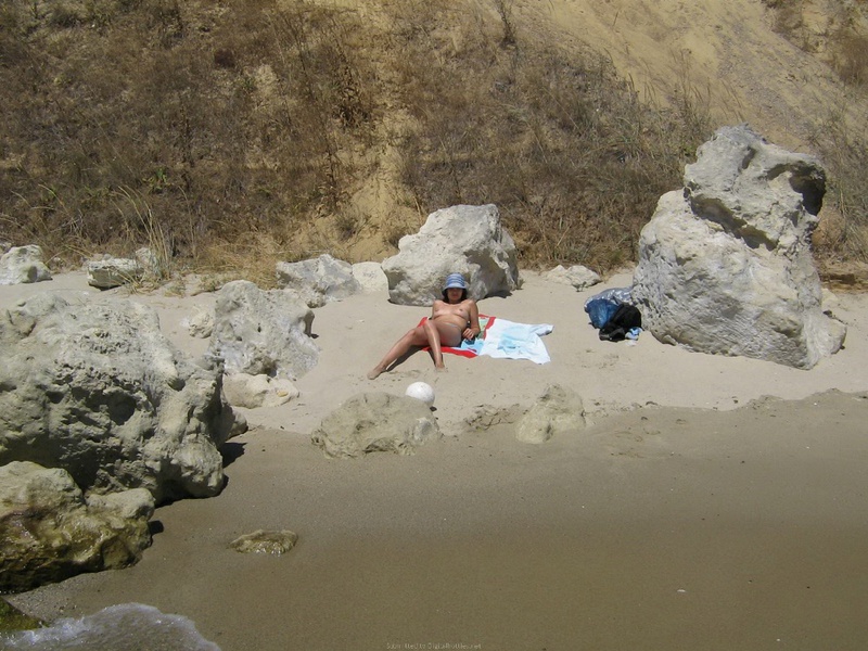 Девушки в красивых купальниках отдыхают на пляже 5 фотография