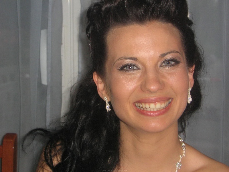 Девушки в красивых купальниках отдыхают на пляже 8 фотография