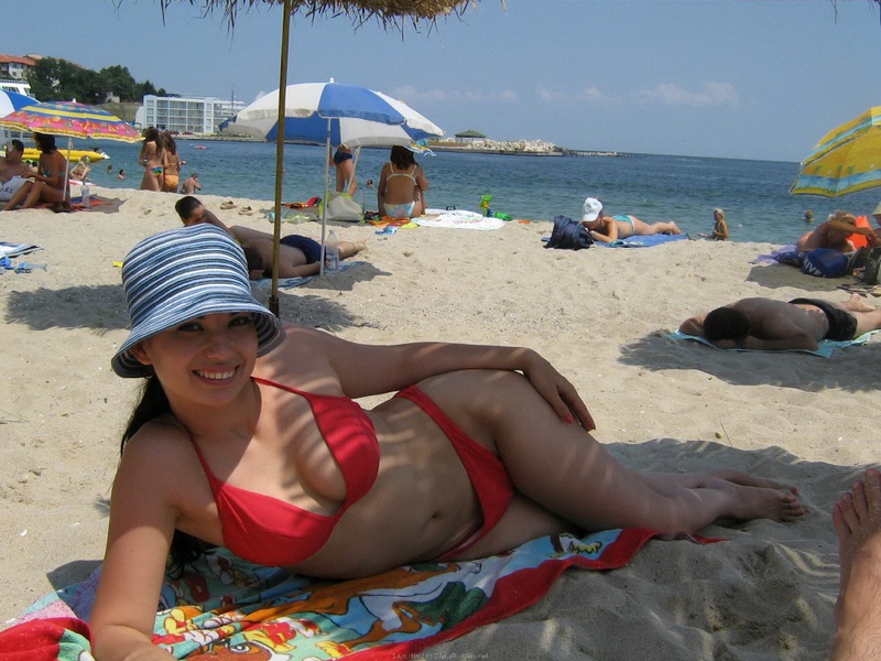 Девушки в красивых купальниках отдыхают на пляже 20 фотография