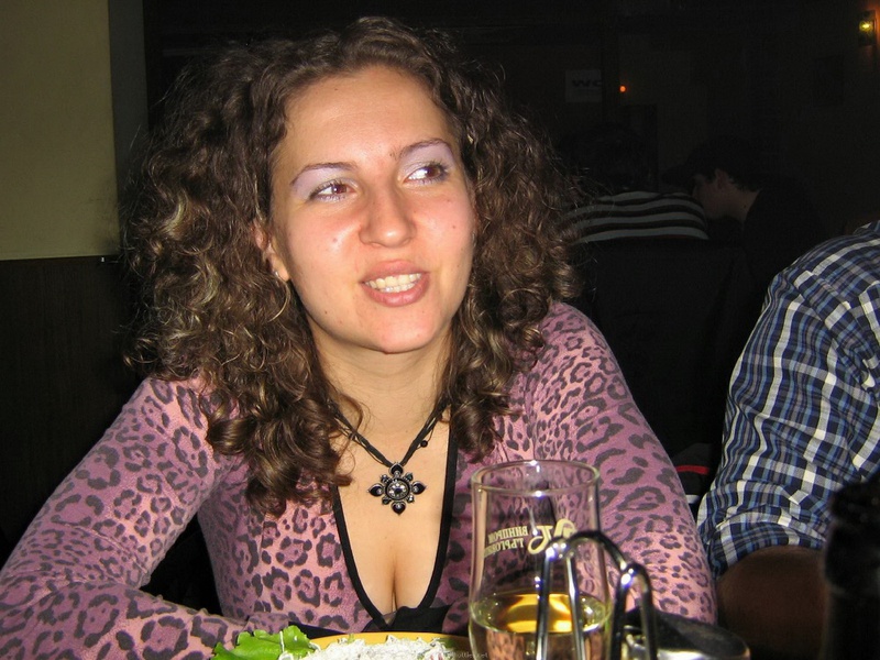 Девушки в красивых купальниках отдыхают на пляже 23 фотография