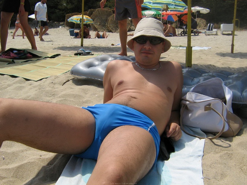 Девушки в красивых купальниках отдыхают на пляже 32 фотография