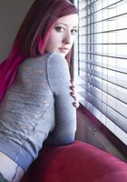 Неформалка с розовыми волосами раздевается у жалюзи 2 фото Неформалка с розовыми волосами раздевается у жалюзи 2 фото