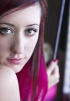 Неформалка с розовыми волосами раздевается у жалюзи 4 фото Неформалка с розовыми волосами раздевается у жалюзи 4 фото