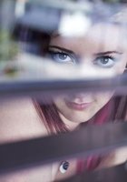 Неформалка с розовыми волосами раздевается у жалюзи 25 фото Неформалка с розовыми волосами раздевается у жалюзи 25 фото