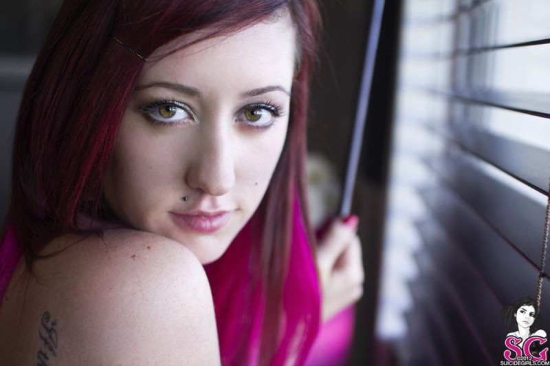 Неформалка с розовыми волосами раздевается у жалюзи 4 фотография