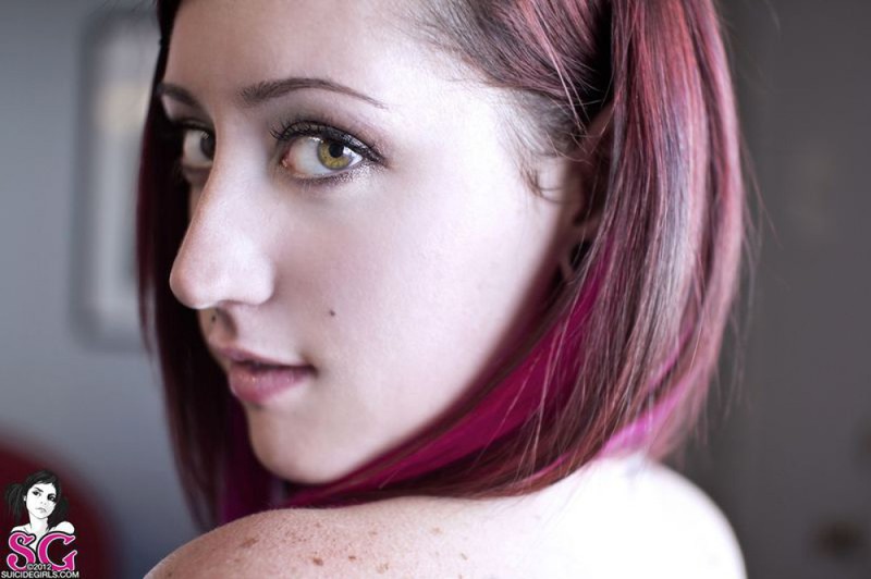 Неформалка с розовыми волосами раздевается у жалюзи 20 фотография