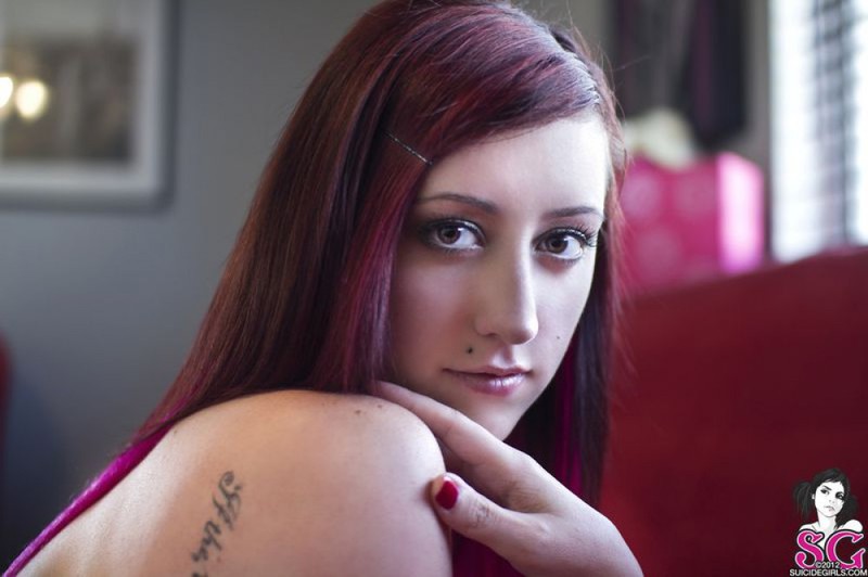 Неформалка с розовыми волосами раздевается у жалюзи 36 фотография