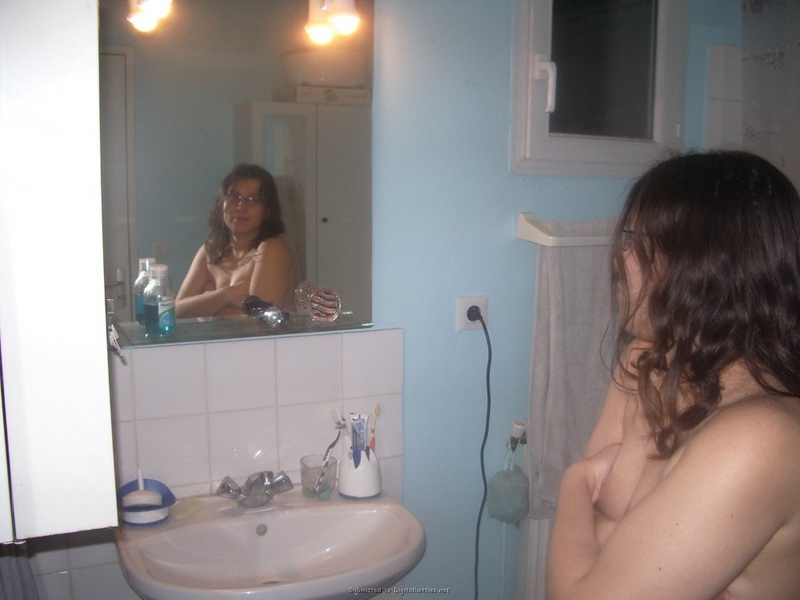 Подруга показывает свои прелести в ванной 26 фотография
