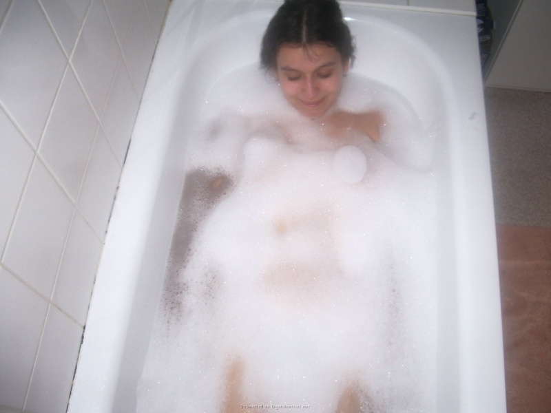 Подруга показывает свои прелести в ванной 18 фотография