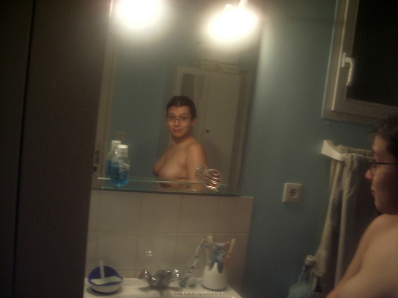 Подруга показывает свои прелести в ванной 16 фотография