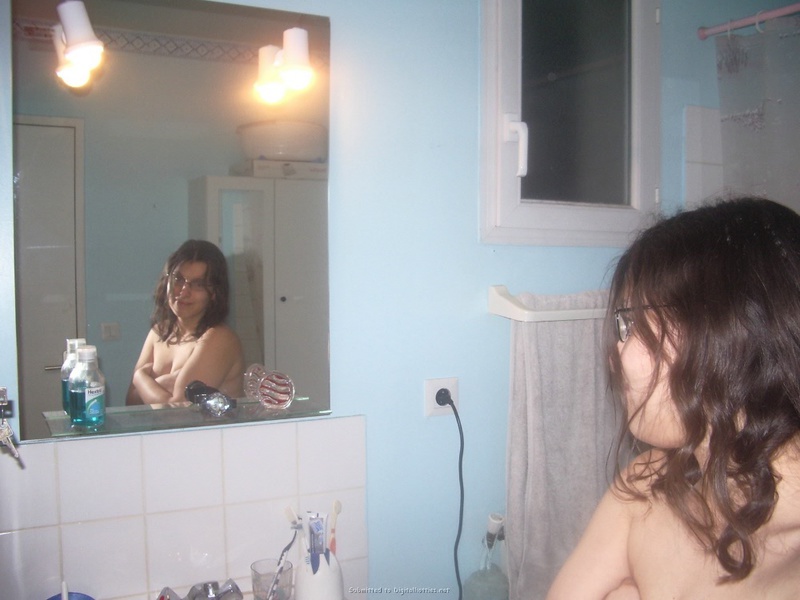 Подруга показывает свои прелести в ванной 27 фотография