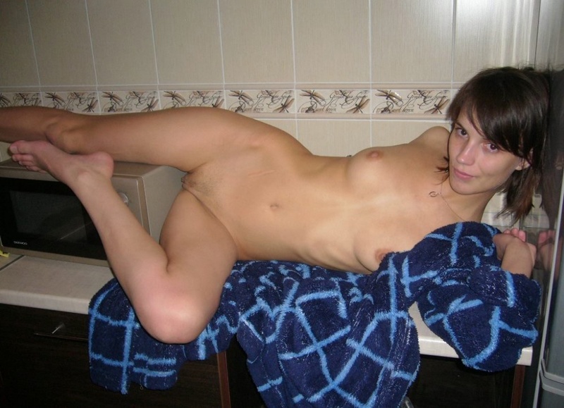 Молодая брюнетка занимается сексом сидя в машине 16 фотография